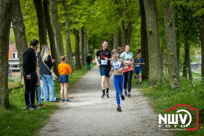 Volle terrassen, bruisende kleedjesmarkt en sportieve Wallenloop: Elburg leeft tijdens koningsdag! - &copy; NWVFoto.nl